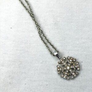 Women's Elegant Snowflake Pendant Necklace - Sparkling Cubic Synthetic Zirconia